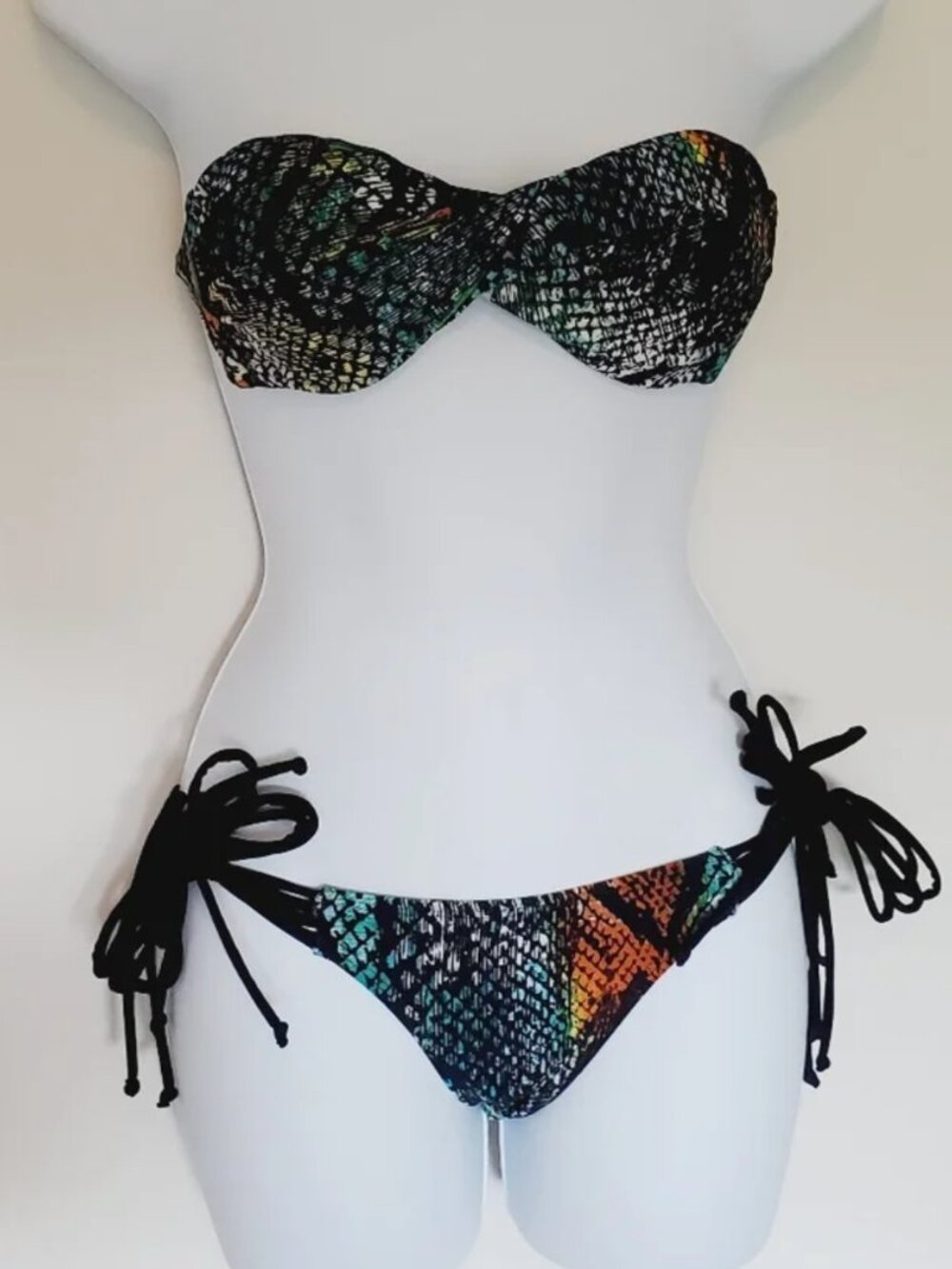 Quintsoul NWOT dark string bikini set XS Top/ S Bottom, Sold as Set